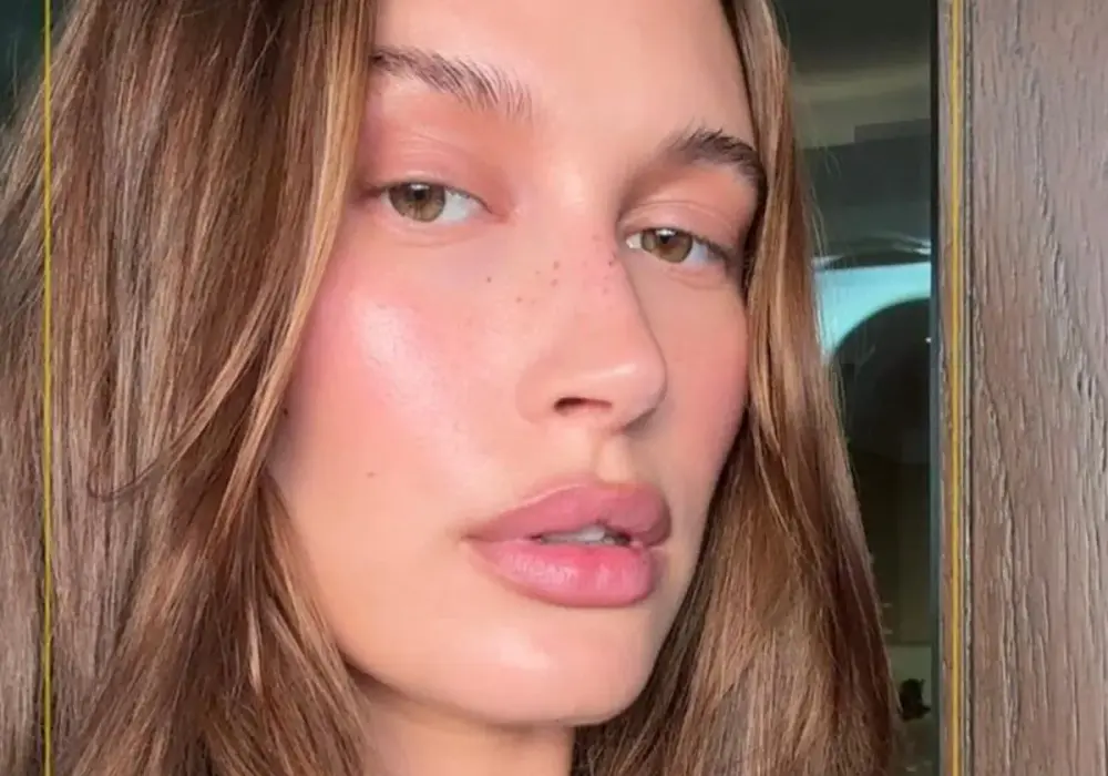 Pyłek Hailey Bieber - jak uzyskać lśniący manicure?