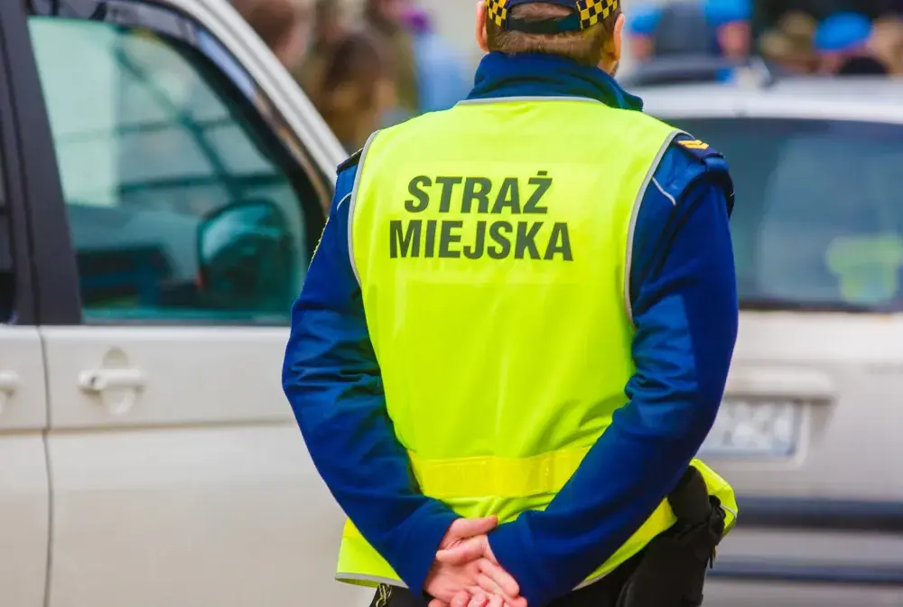Czy straż miejska może wystawić mandat za parkowanie na osiedlu?