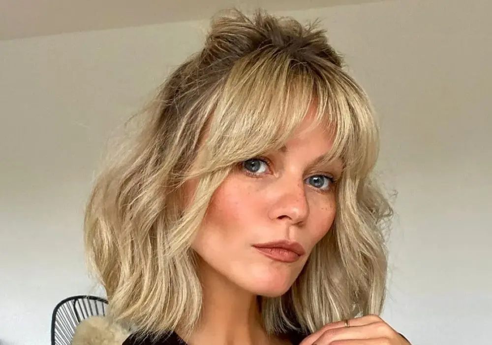 Lekka grzywka - komu pasuje i jak ją stylizować?