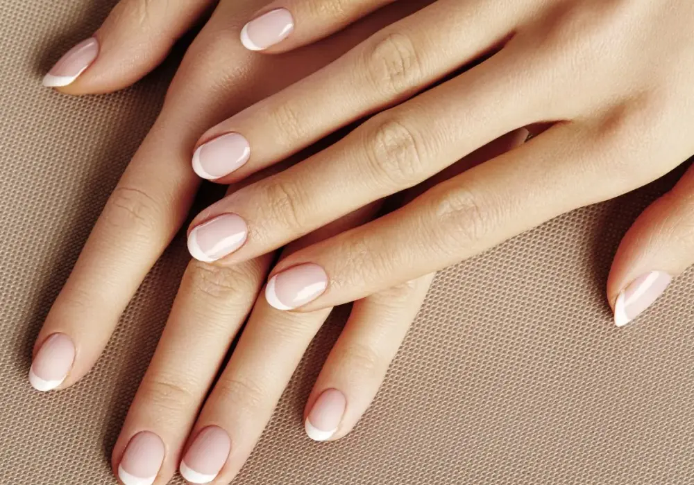 Kolorowy french - jak zrobić modny manicure? Poradnik