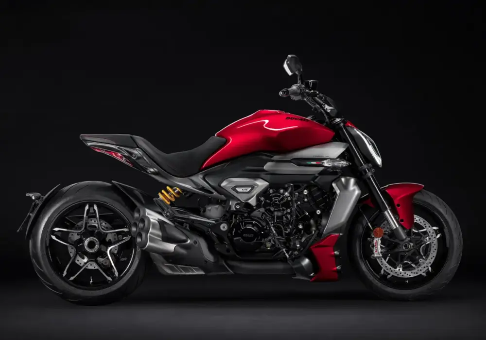 Ducati XDiavel S czy V4 - który cruiser ma więcej sensu?