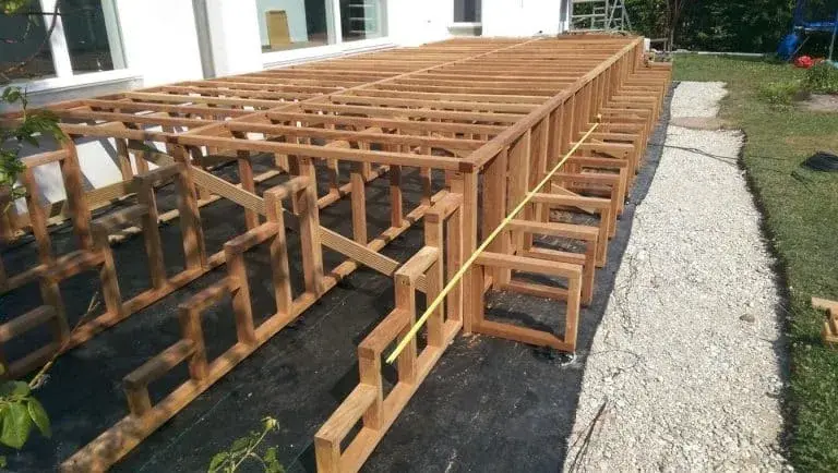 Drewniane schody tarasowe krok po kroku. Uniknij kosztownych błędów przy budowie