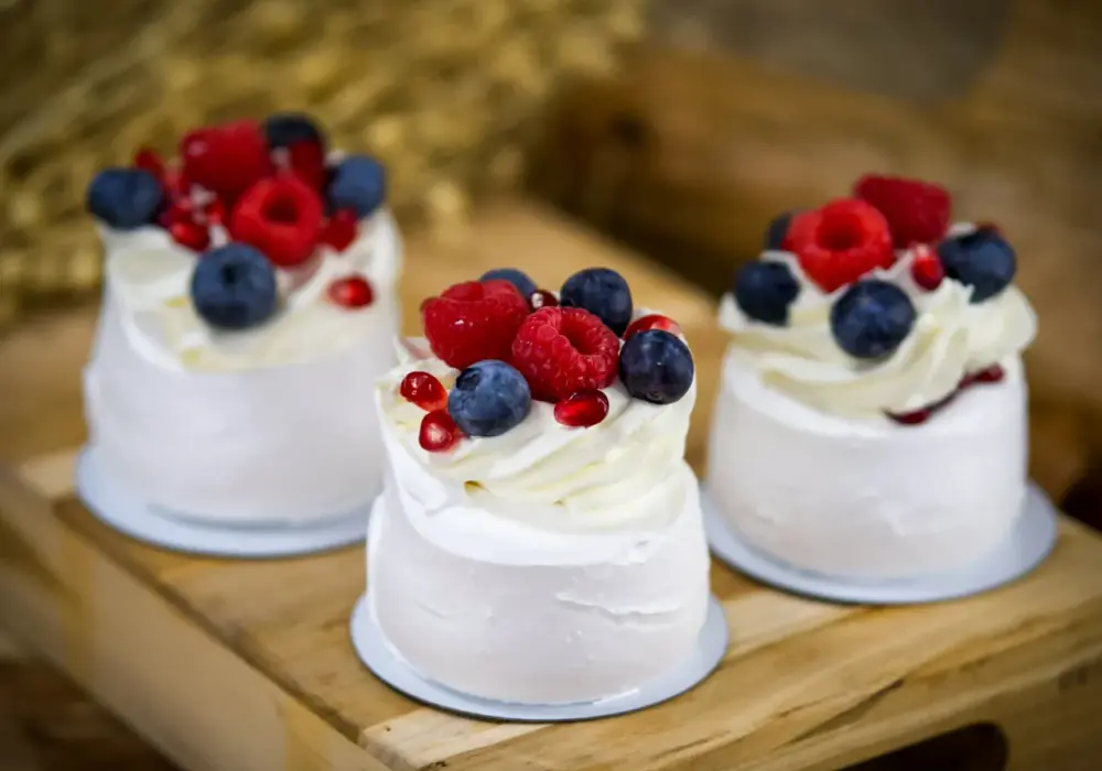 Ceny bezy w Polsce: Ile kosztuje tort Pavlova i mini bezy?