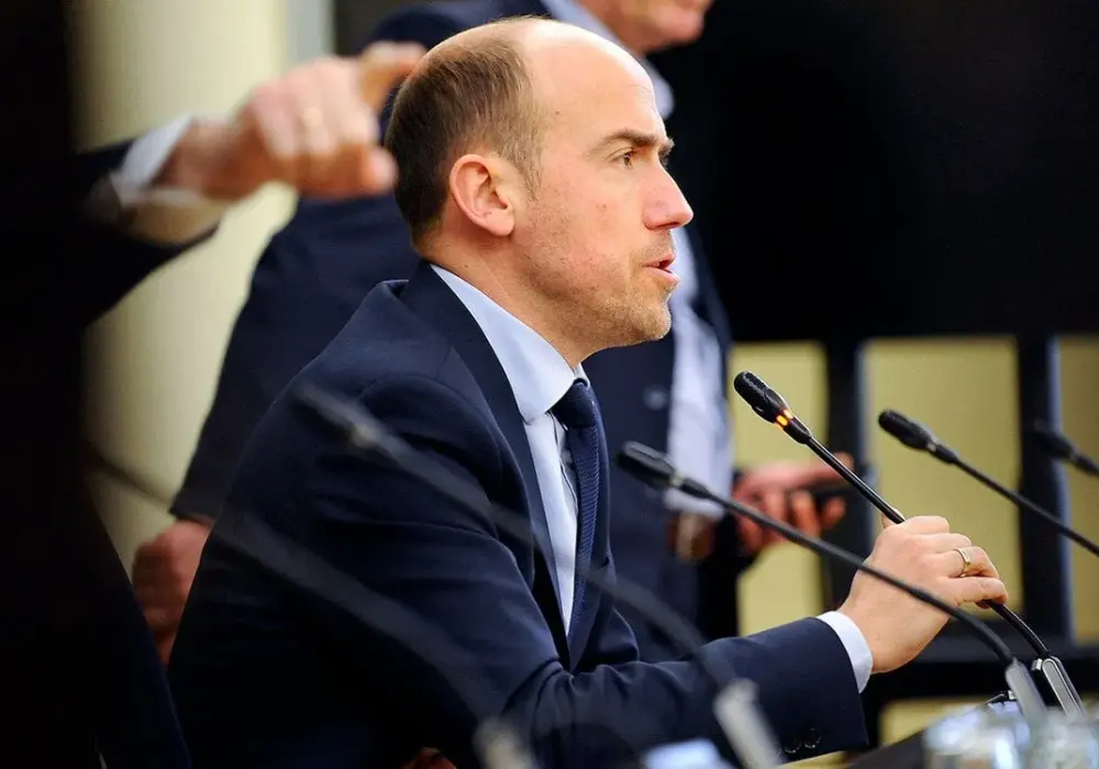Platforma Obywatelska: Jak balansuje między lewicą, prawicą a centrum?