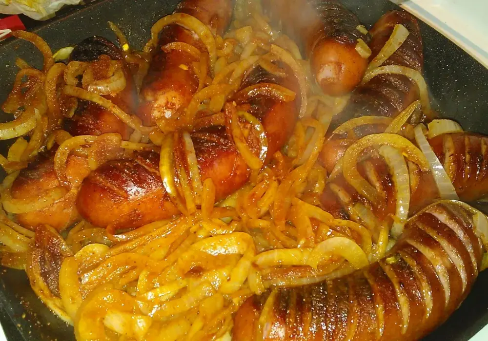 Kiełbasa z cebulą - jak zrobić idealną? Przepis i triki!