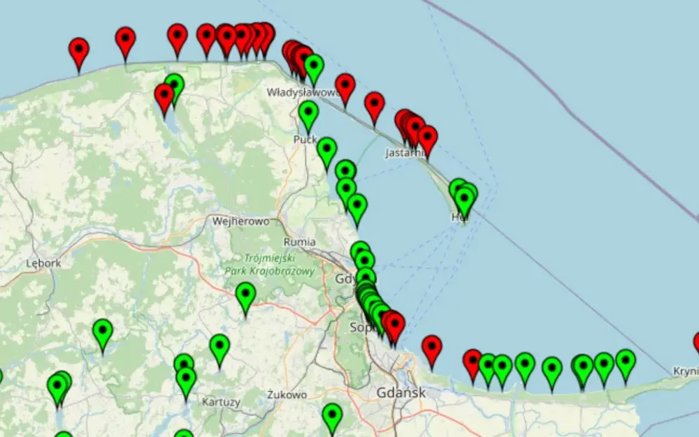 Gdzie sinice nad Bałtykiem? Aktualna mapa zamkniętych kąpielisk 2025