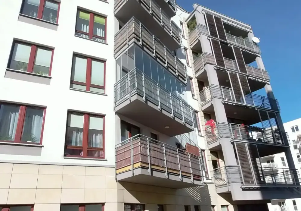 Ile kosztuje osiatkowanie balkonu? Sprawdź ceny i ukryte koszty