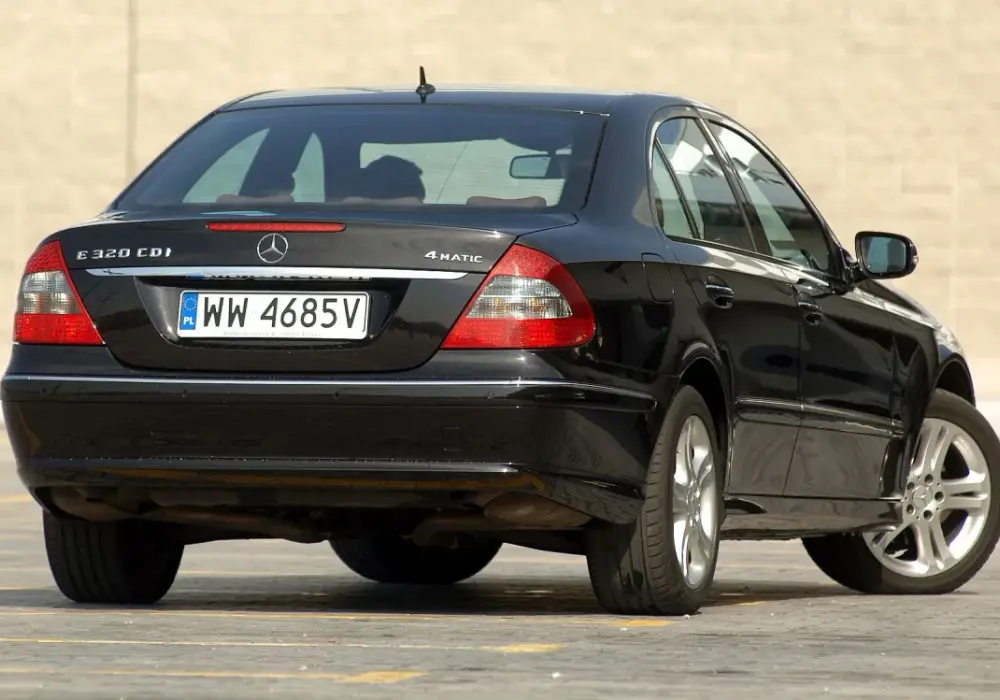 Ile oleju do silnika w Mercedesie W211? Sprawdź, by nie przepłacić