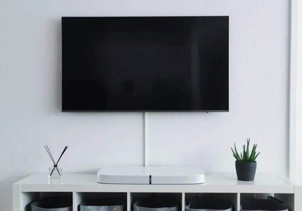 Jak wysoko powiesić TV? Optymalna wysokość dla komfortu i zdrowia
