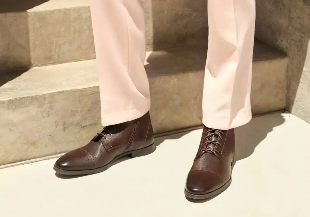 Bordowe buty męskie do garnituru: Czym się kierować przy ich stylizacji?