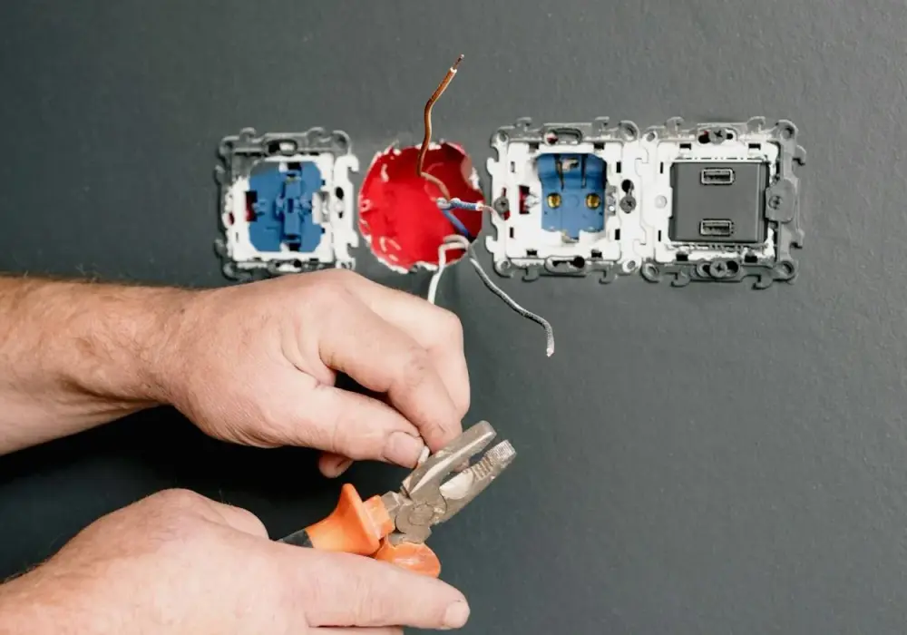Jak podłączyć gniazdko elektryczne? Poradnik krok po kroku