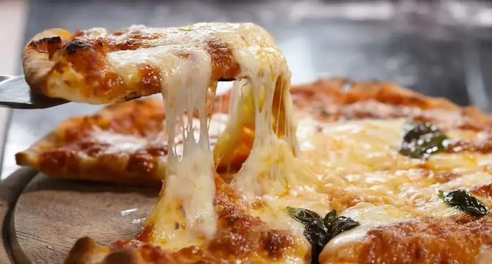 Jak odgrzać pizzę w mikrofali, by uniknąć gumowatego ciasta