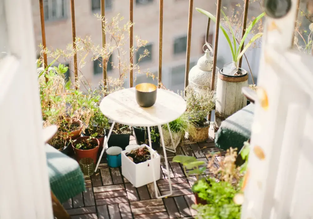Jak udekorować mały balkon - praktyczne pomysły na stylowe aranżacje