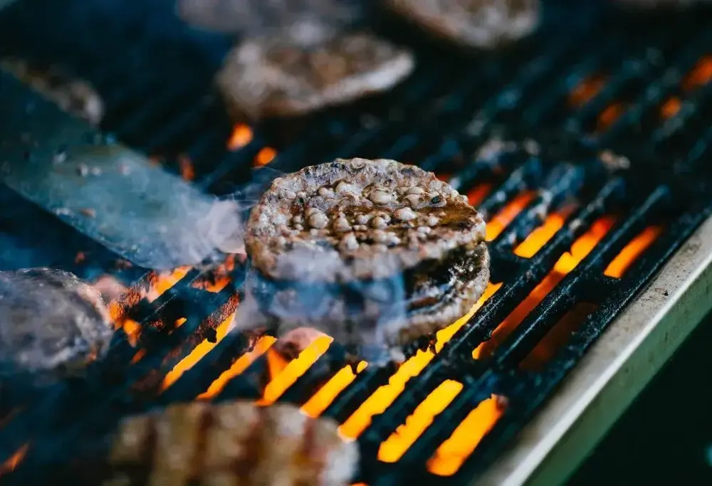Jak usmażyć hamburgera, aby był soczysty i idealnie przyprawiony