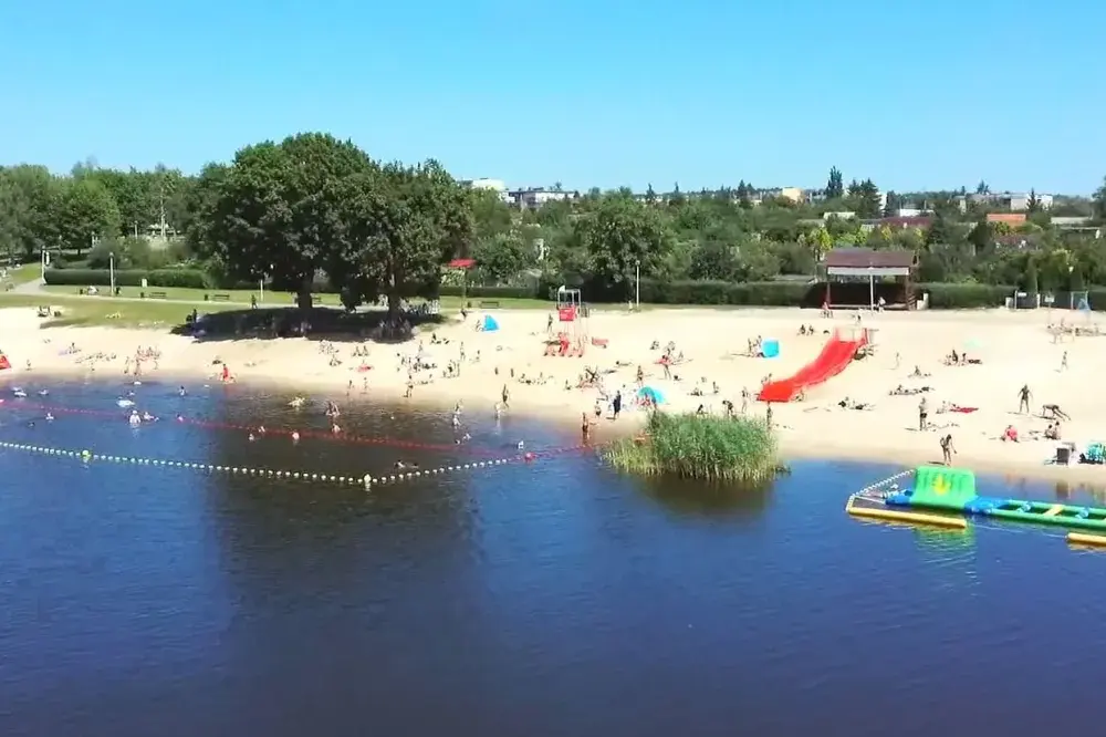 Jezioro Śremskie - najgłębszy akwen z plażą i atrakcjami w Wielkopolsce