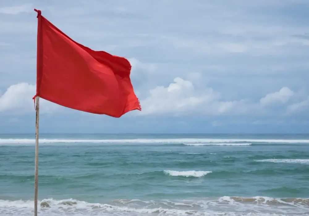 Czerwona flaga na plaży - Co oznacza i jak się zachować?