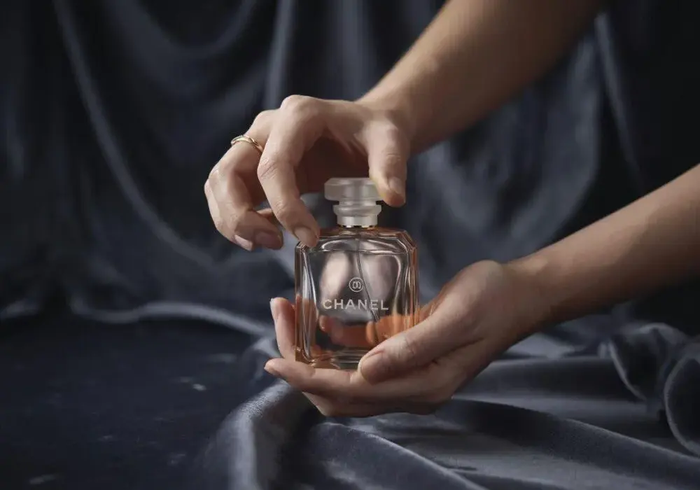 Jak otworzyć perfumy bez uszkadzania butelki – sprawdź skuteczne metody