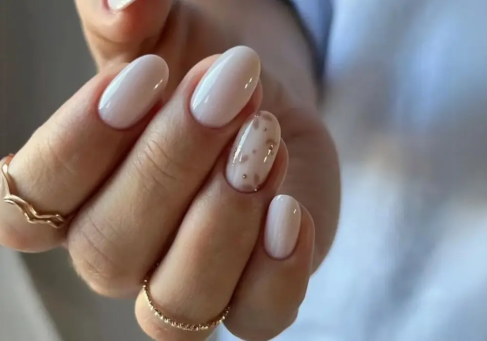 Manicure na komunię dla mamy - Elegancja bez przesady