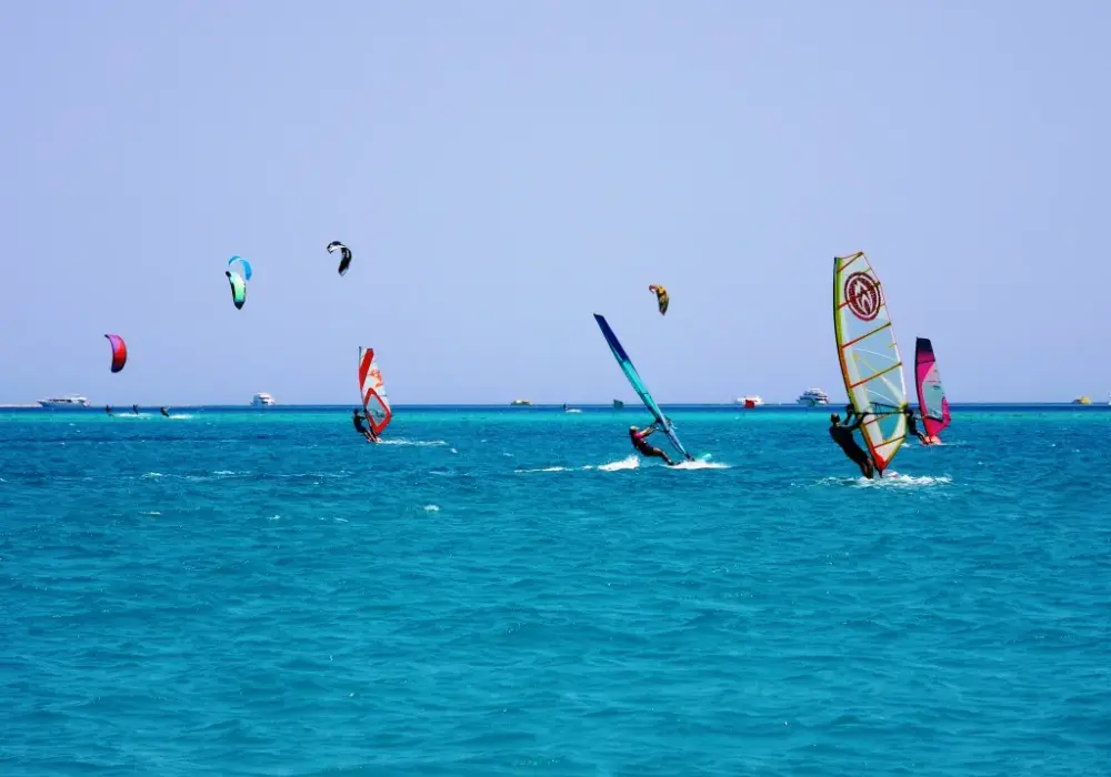 Kite czy windsurfing: który sport wodny jest lepszy dla Ciebie?