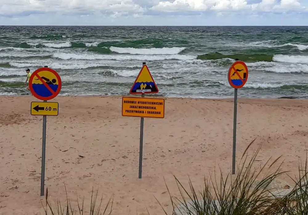 Żółta flaga na plaży - Co naprawdę oznacza w Polsce?