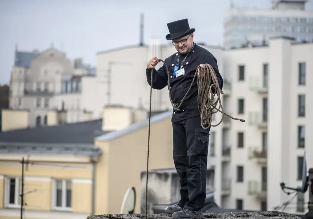 Kto stawia kominy? Murarz, zdun, a może kominiarz? Sprawdź!