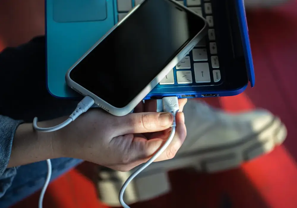 Jak połączyć telefon z laptopem? USB, hotspot i Phone Link