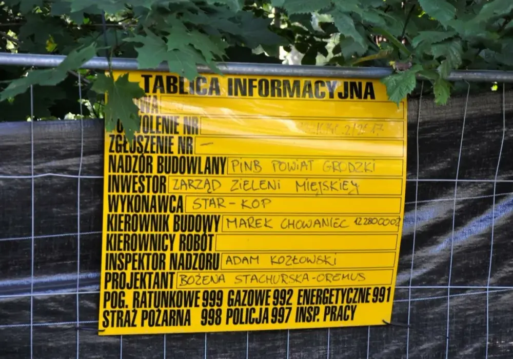 Idealna tablica informacyjna zewnętrzna? Poznaj 5 kroków!