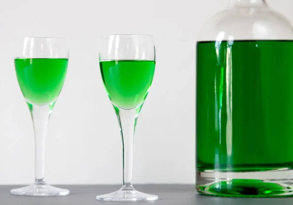 Domowy Crème de Menthe: Przepis na idealny likier miętowy krok po kroku