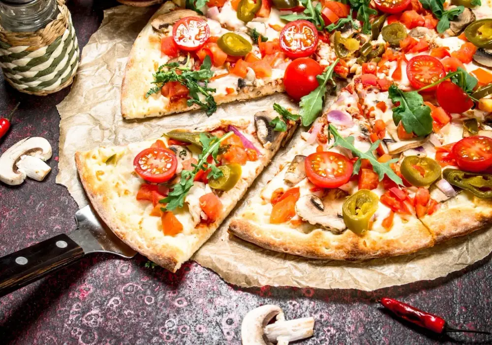 Jak układać składniki na pizzy? Sekret chrupiącego ciasta