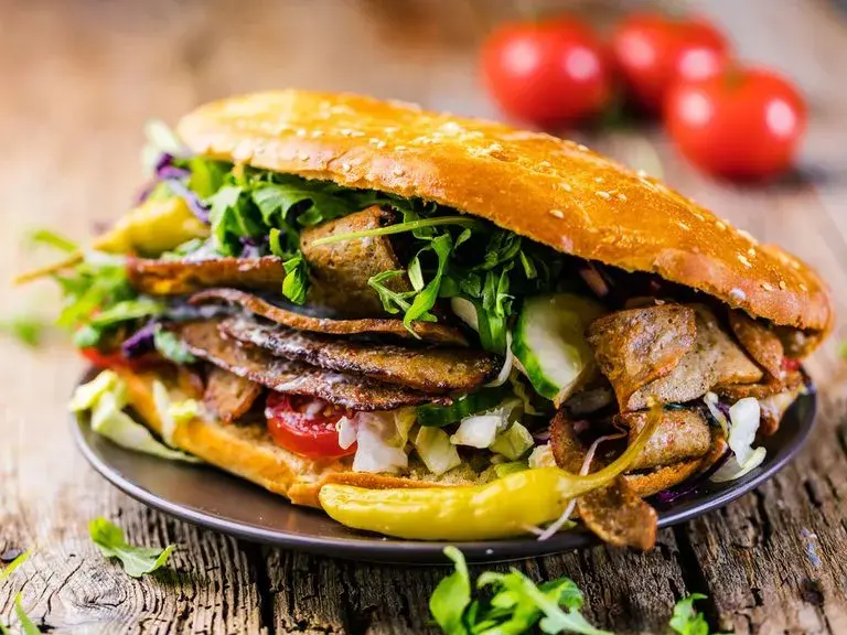Czy kebab jest kaloryczny? Sprawdź, ile kalorii naprawdę ma!