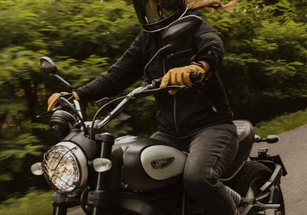 Jak zmieniać biegi w motocyklu? Praktyczny poradnik dla początkujących