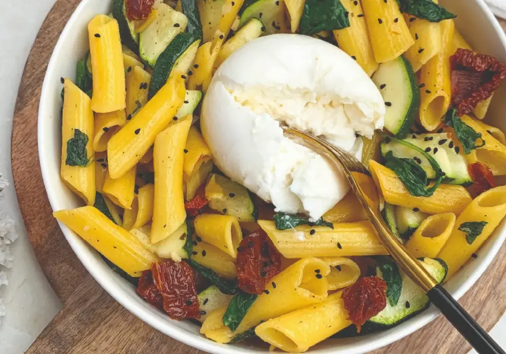 Makaron penne ze szpinakiem i suszonymi pomidorami w 15 minut