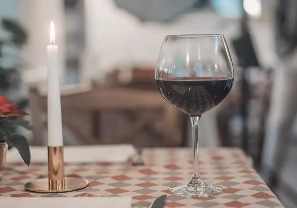 Wino po terminie? Sprawdź, czy nadaje się do picia (i czy jest bezpieczne)