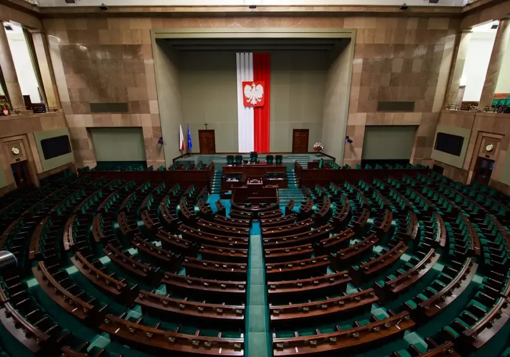 Ile PiS ma procent w sejmie? Zaskakujące wyniki sondaży 2025
