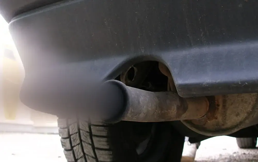 Dlaczego diesel kopci na czarno? Odkryj przyczyny i rozwiązania