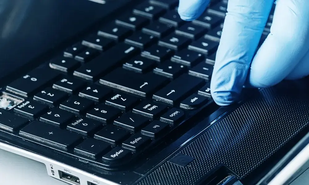 Jak samodzielnie wymienić klawiaturę w laptopie - kompletny poradnik krok po kroku