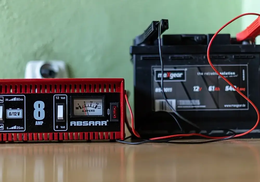 Prostownik inwertorowy czy transformatorowy – co wybrać, by zaoszczędzić?