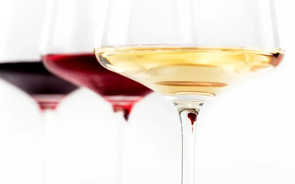 Jak rozpoznać zepsute wino w drinku? Sprawdź zmysłami