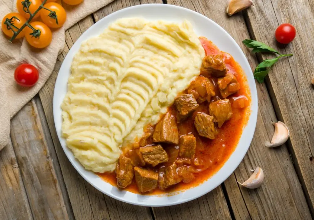 Tradycyjny gulasz wieprzowy - Sekret idealnego smaku i miękkości