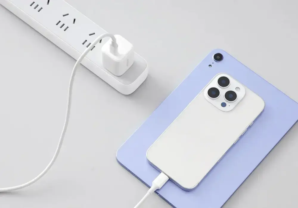 Wyładowanie elektrostatyczne - jak chronić smartfon i elektronikę