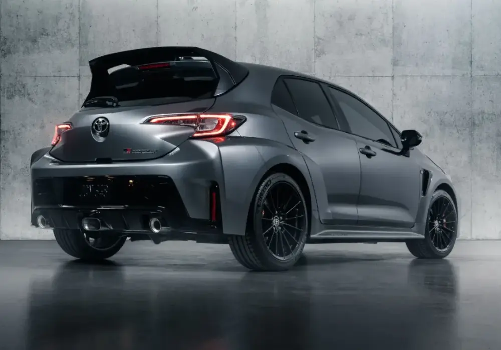 Toyota Corolla GR 2026 - 300 KM i napęd GR-FOUR - Czym się różni?