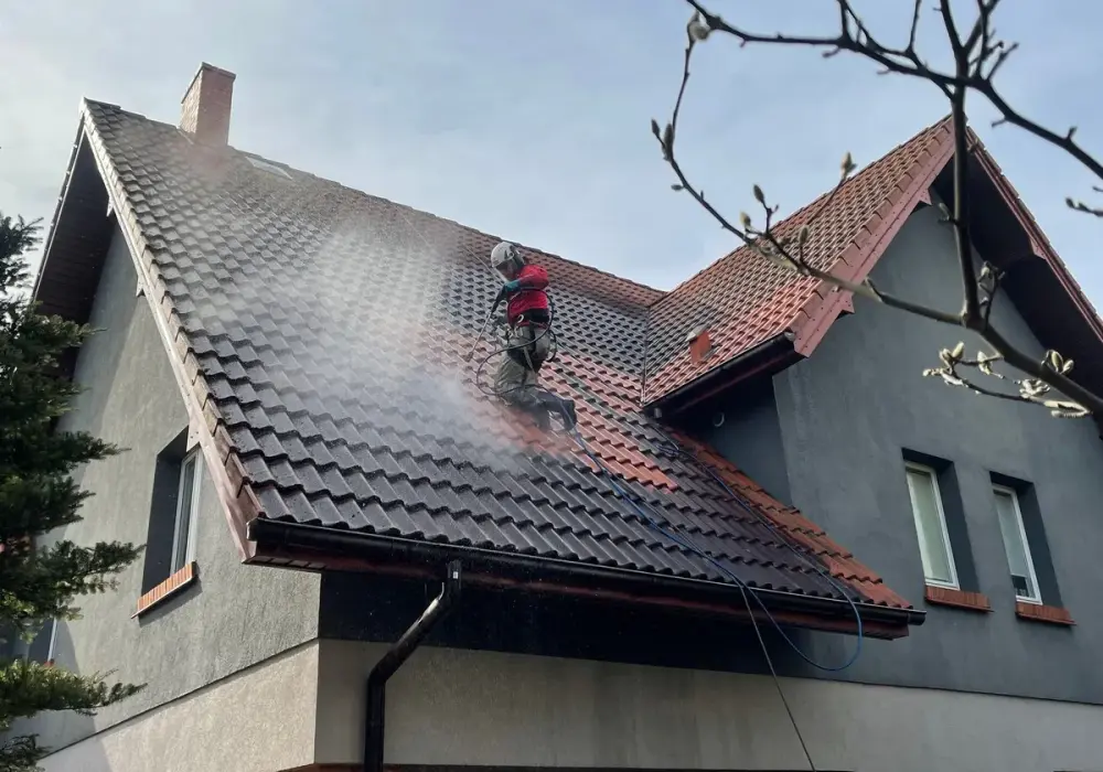 Skuteczne sposoby, jak umyć dachówkę z sadzy, aby uniknąć zniszczeń