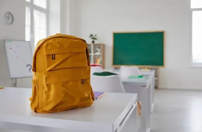Czy nauczyciel ma prawo przeszukać plecak ucznia? Oto, co musisz wiedzieć