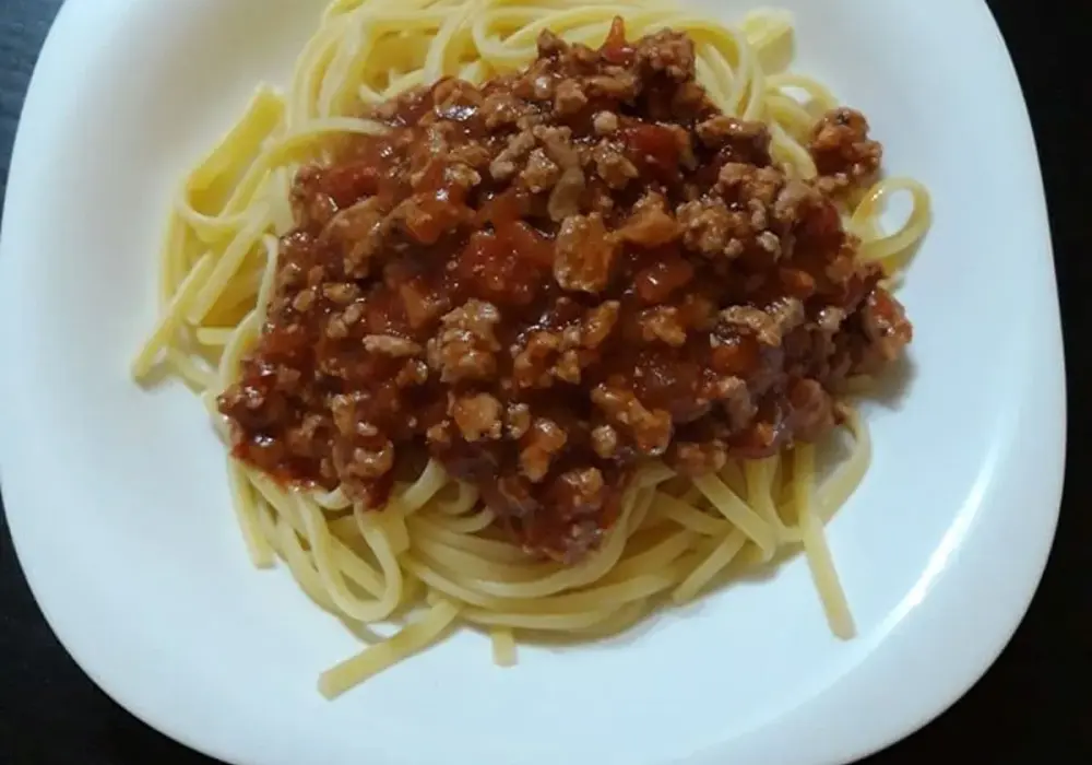 Proste spaghetti z gotowym sosem - smacznie i bez wysiłku