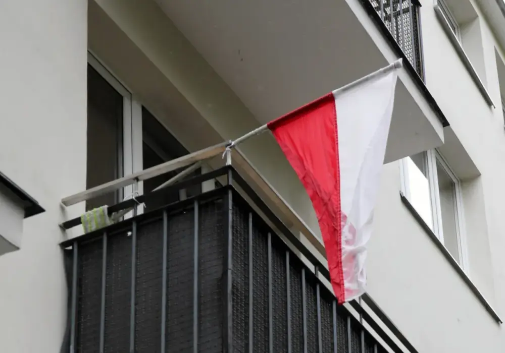 Jak powiesić flagę na balkonie bez błędów - praktyczne porady