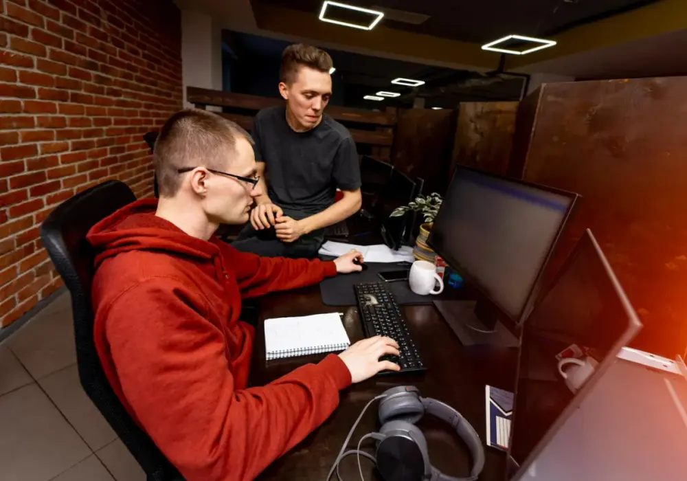 Ile zarabia technik informatyk? Sprawdź, co wpływa na wynagrodzenie
