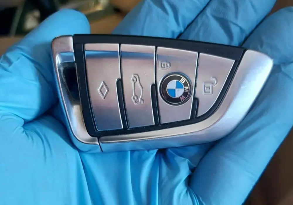 Wymiana baterii w kluczyku BMW - proste kroki i ważne wskazówki