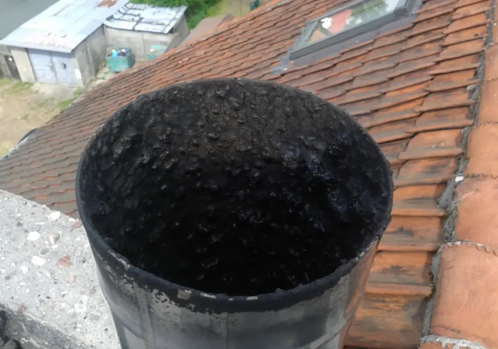 Jak pozbyć się zapachu z komina? Folia w płynie i alternatywy