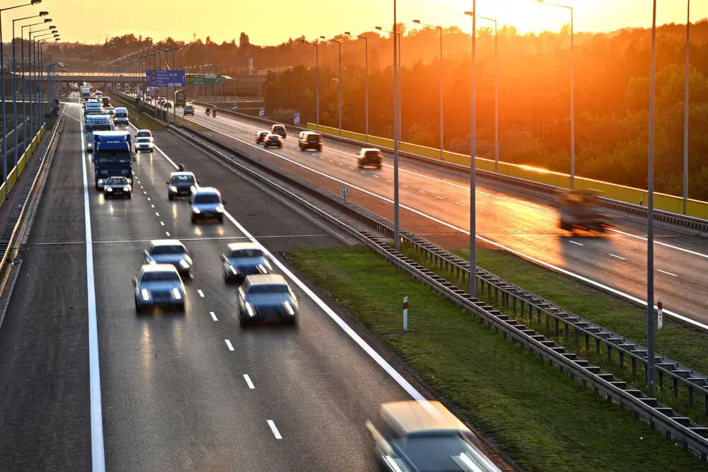 Co to jest autostrada? Kluczowe informacje i charakterystyka dróg