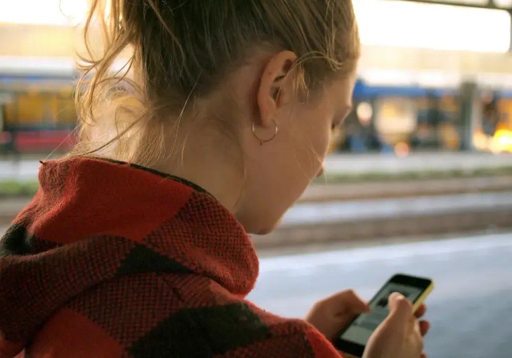 Śledzenie telefonu w podróży – ochrona czy naruszanie prywatności?